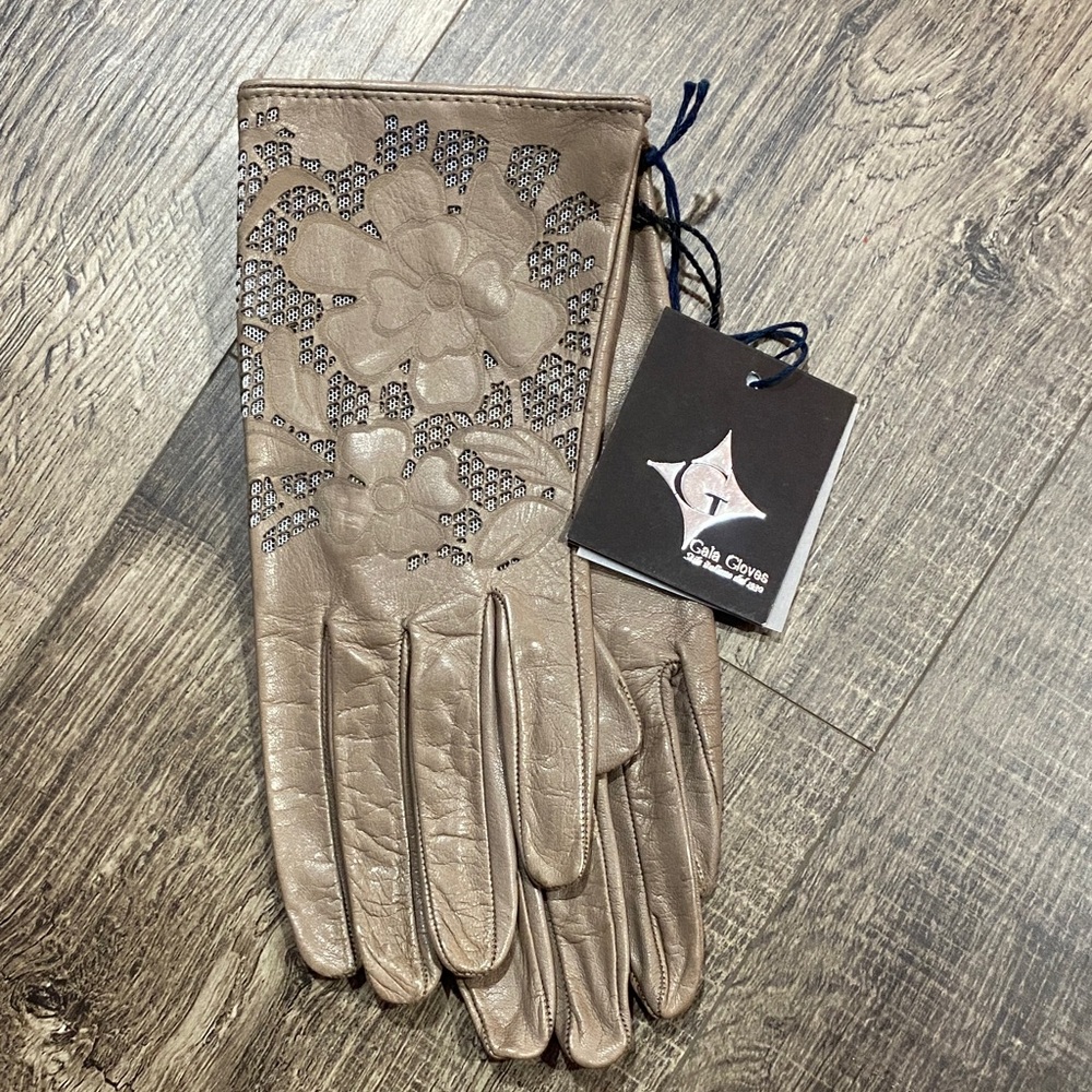 Chic Floral Leather Gloves in Tan